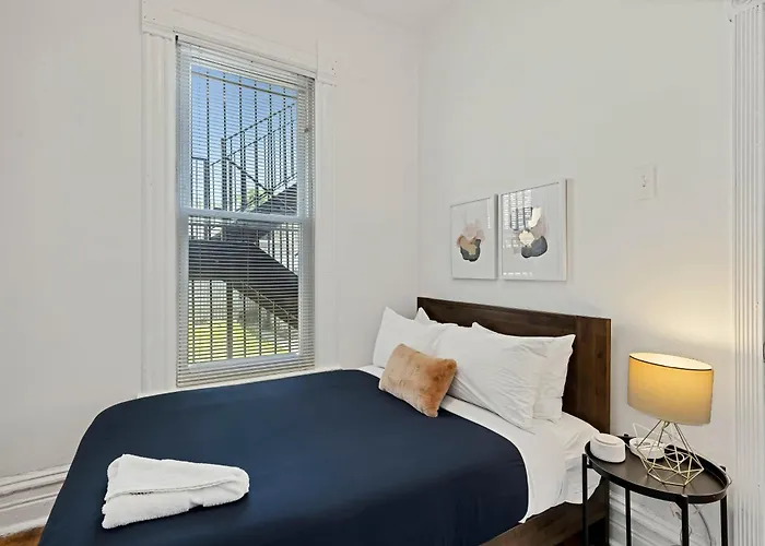 Newly Updated Vintage 6 Bedroom Single Family Home Holiday home