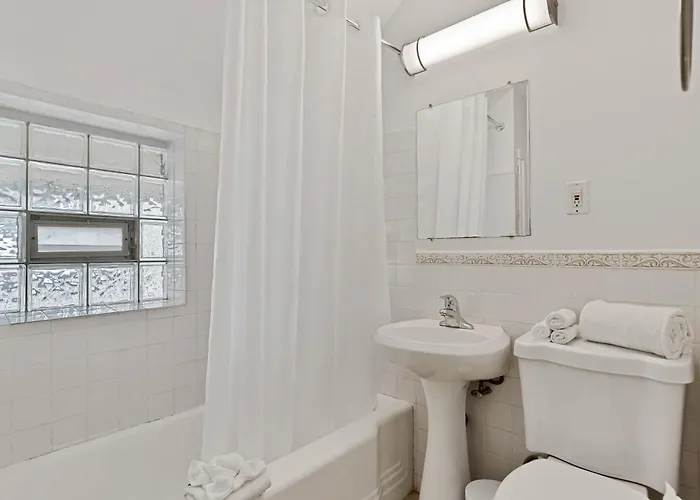 Newly Updated Vintage 6 Bedroom Single Family Home Holiday home Chicago